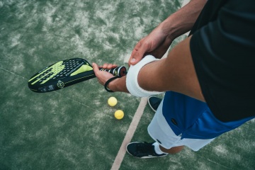 how to hold your pickleball paddle